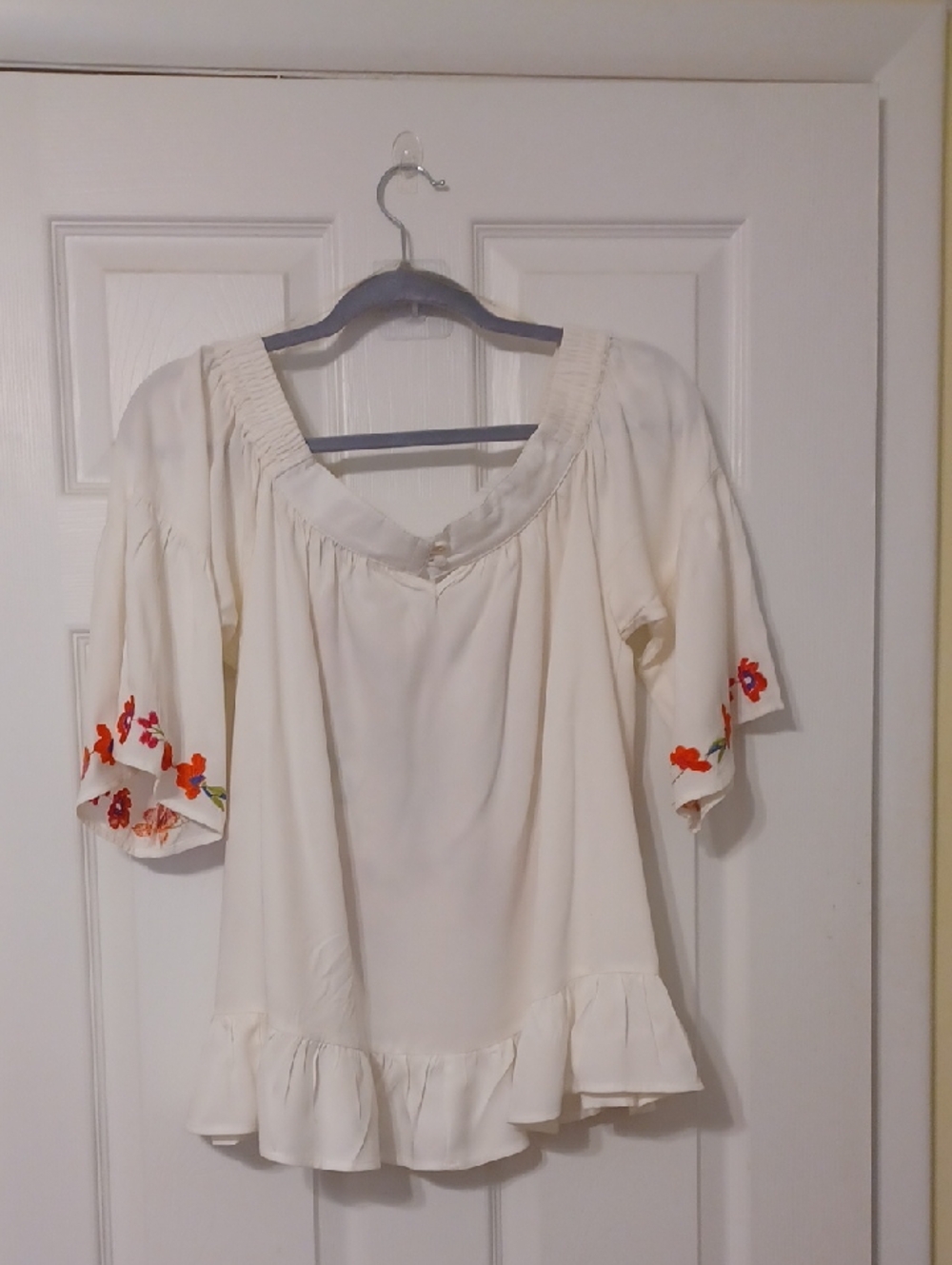 Umgee Sz M, Creamy White Peasant Top with Multicolor Floral Embroidery. - Picture 7 of 11